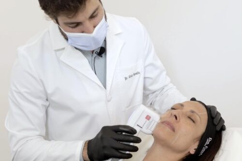 Tratamiento de lifting facial no invasivo con HIFU (ultrasonidos focalizados). Clinica Escoda, Medicina Estética y Regenerativa en Barcelona